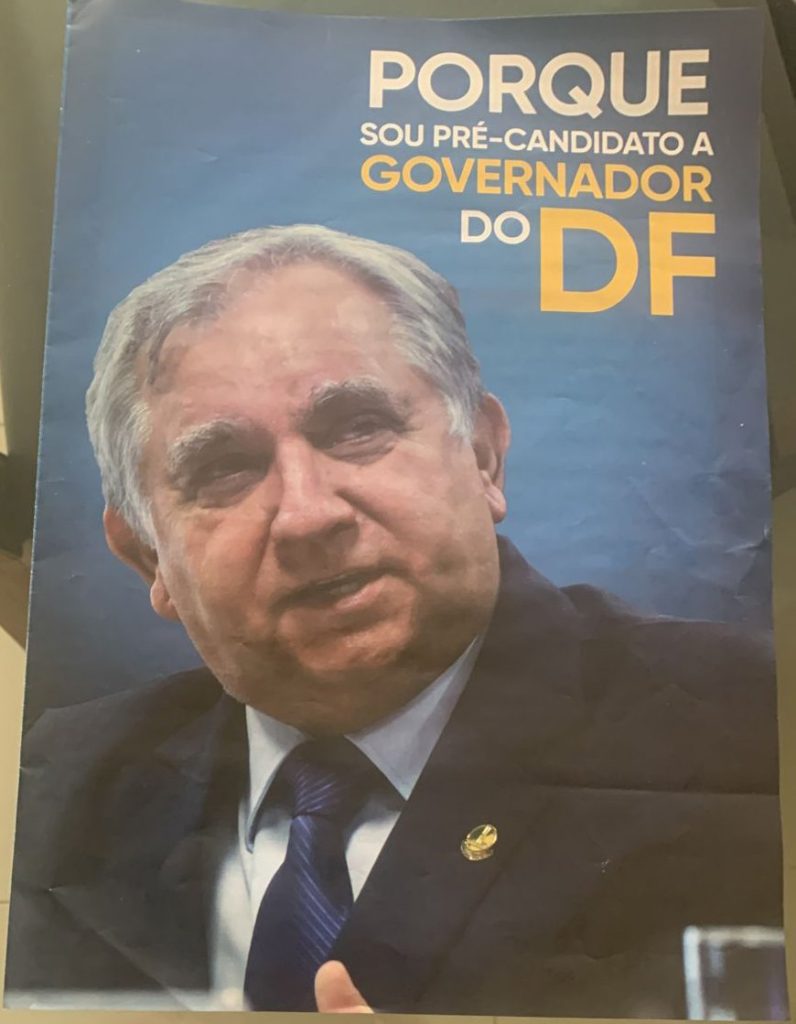 Izalci Lucas distribui panfleto com título "Porque sou pré-candidato a governador do DF", enquanto 