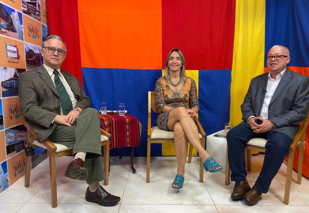 Os jornalistas Chico Sant´Anna e Orlando Pontes entrevistam a pré-candidata da federação PT-PV-PCdoB, Rosilene Corrêa. Foto: Paulo Miranda