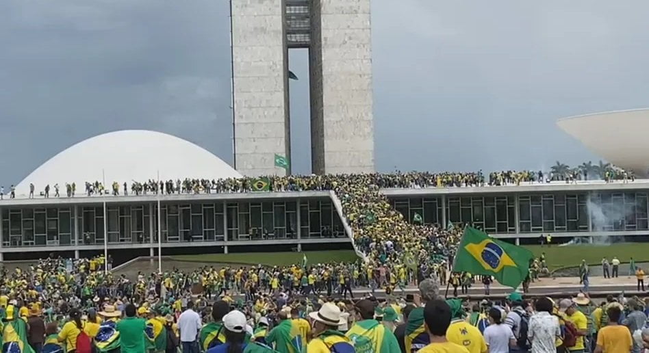 Bolsonaristas sobem no Congresso Nacional, em Brasília — Foto: Afonso Ferreira/TV Globo