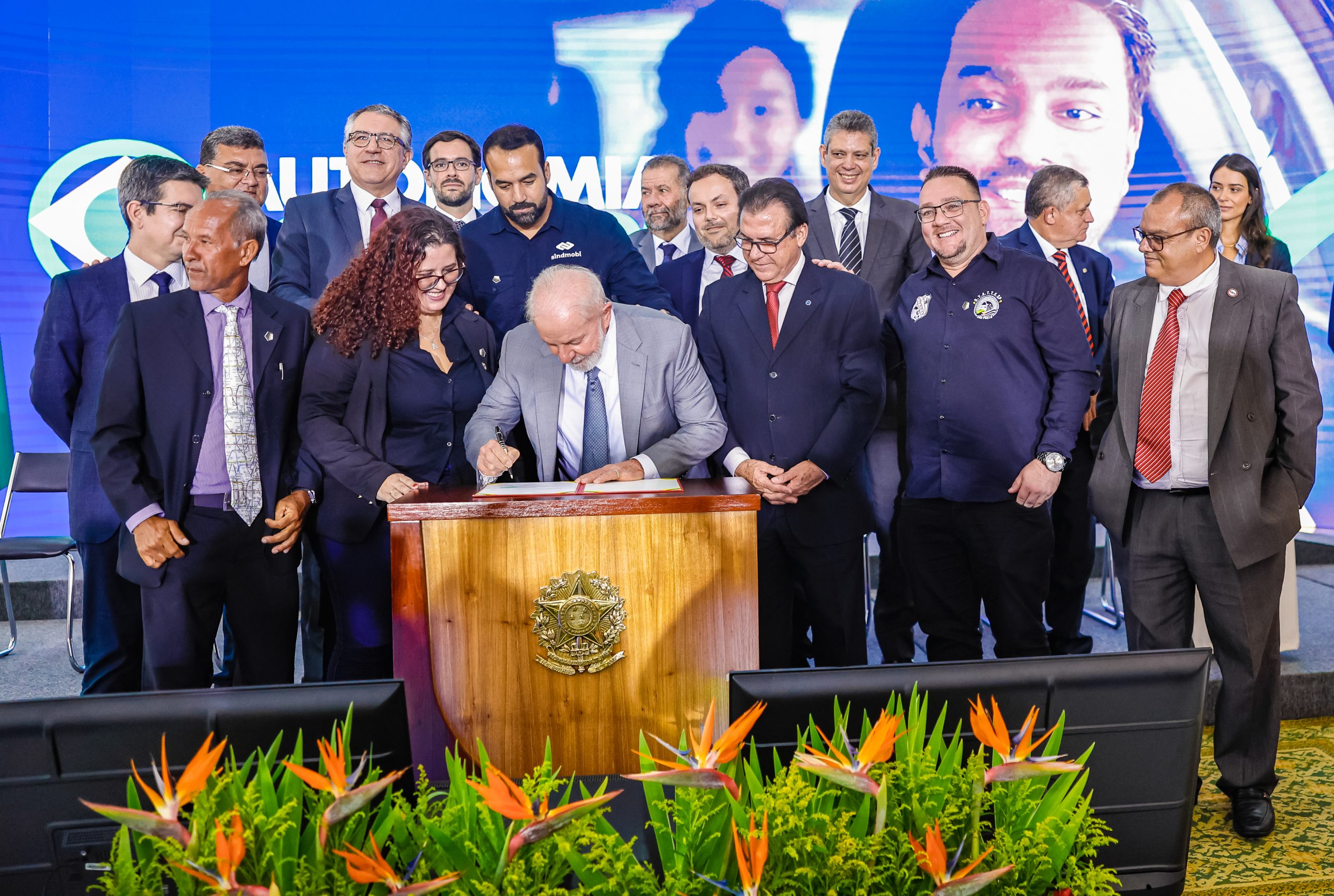 Projeto Regulamenta Trabalho De 1,5 Milhão De Motoristas De Aplicativo ...