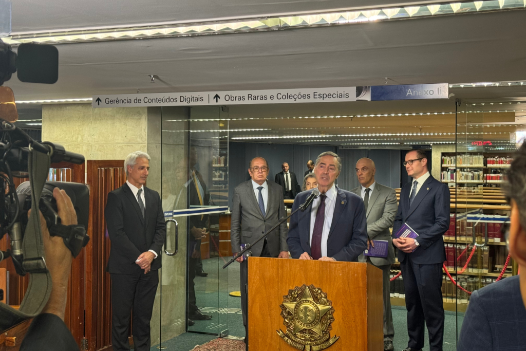 Lançamento de livro de Alessandro Molon é prestigiado por ministros do STF