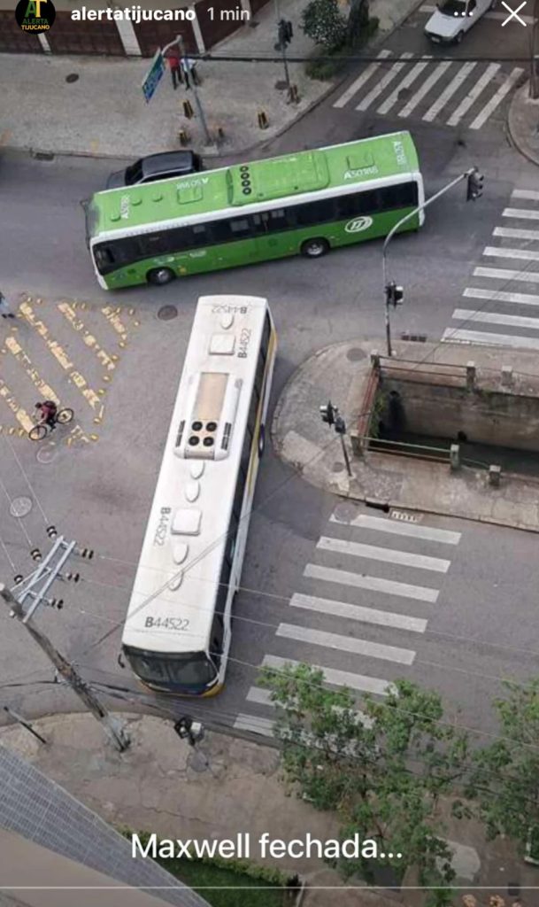 Ônibus fecham as ruas no Rio de Janeiro, após Operação