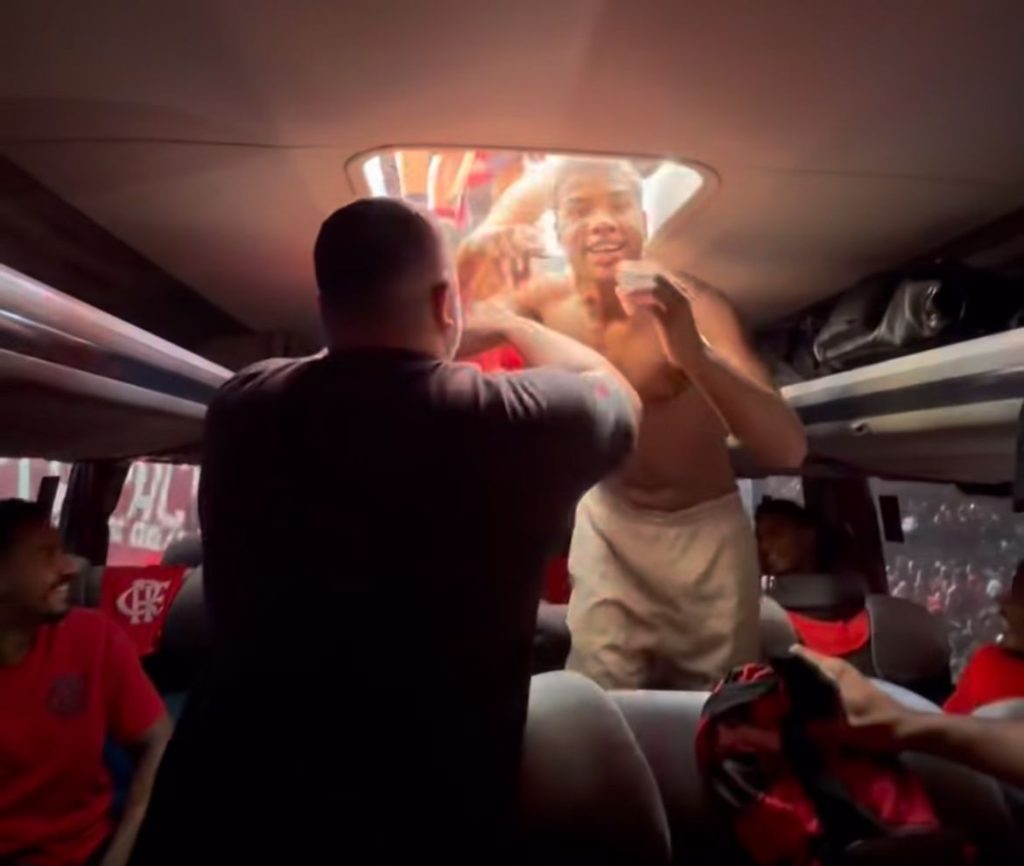 Torcedores invadem ônibus durante AeroFla