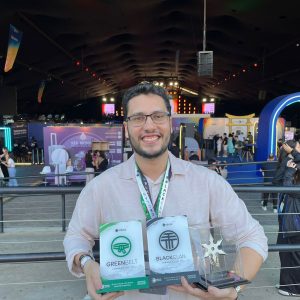 Gibson Fernandes, fundador da Talanton Negócios Digitais, com troféus do Seven Summit. Foto: Divulgação