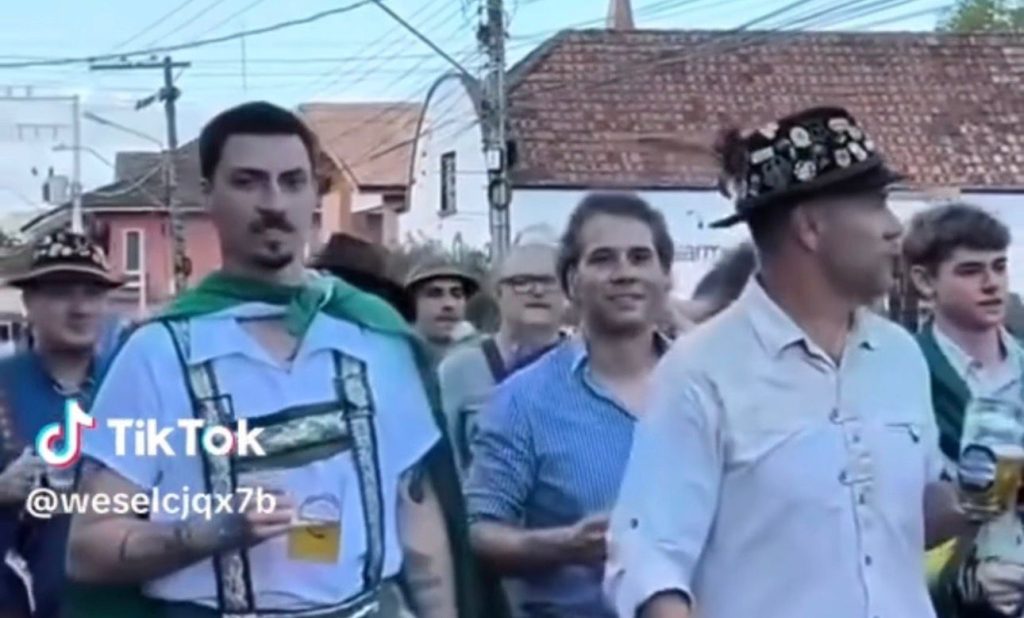 Jair Renan em festa no dia de ato em defesa do pai