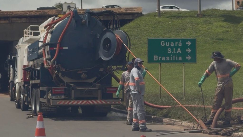 Novacap desentope bocas de lobo em Taguatinga. Foto: Brasília Capital