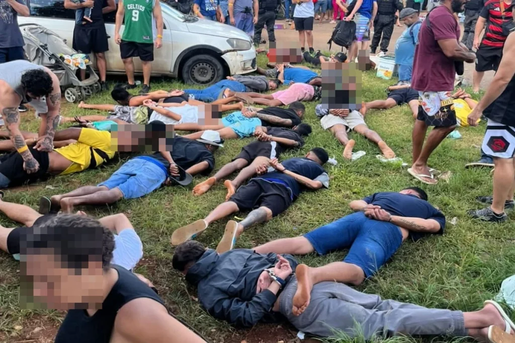 Operação prendeu 15 pessoas na Feira do Rolo, em Samambaia Norte. Foto: Divulgação/PCDF
