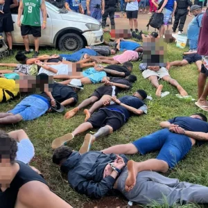 Operação prendeu 15 pessoas na Feira do Rolo, em Samambaia Norte. Foto: Divulgação/PCDF