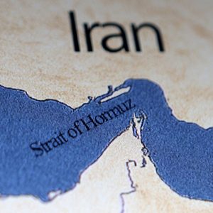 Um mapa mostrando o Estreito de Ormuz e o Irã é visto nesta ilustração tirada em 22 de junho de 2025. REUTERS/Dado Ruvic/Ilustração