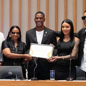 Robert Renan recebe título na CLDF. Foto: CLDF