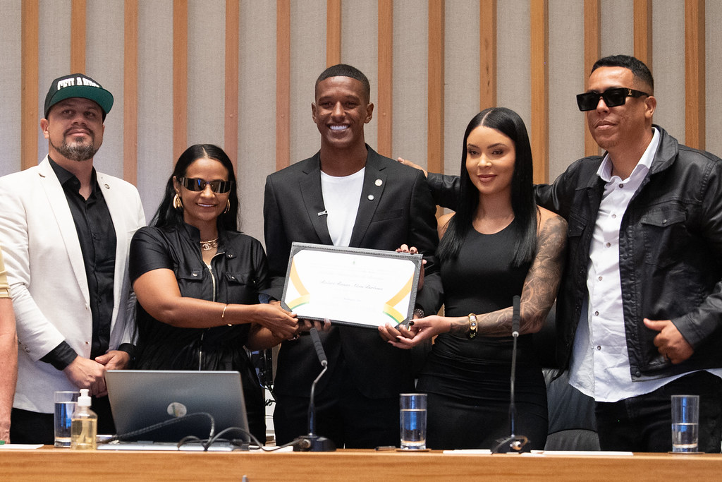 Robert Renan recebe título na CLDF. Foto: CLDF