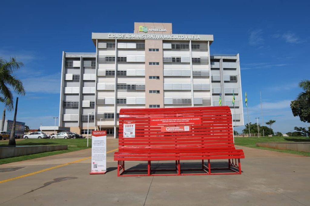 Banco Vermelho em frente à Prefeitura de Aparecida de Goiânia. Foto: Prefeitura de Aparecida de Goiânia