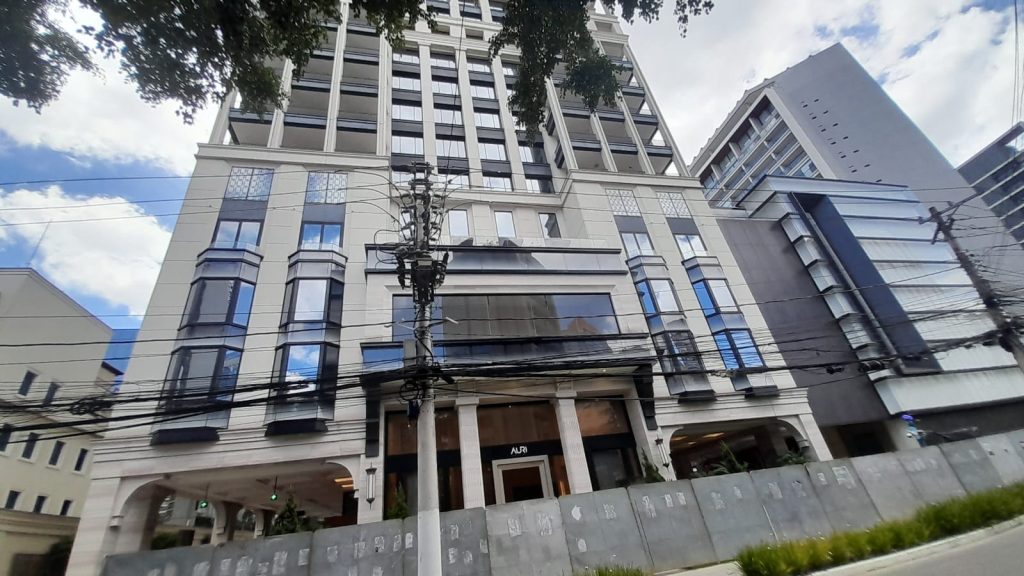 de 28 de fevereiro de 2026 mostra o prédio que abrigava o Banco Master, no Itaim Bibi, na Zona Sul de São Paulo, cercado por tapumes — Foto: Felipe Cordeiro/g1