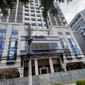 de 28 de fevereiro de 2026 mostra o prédio que abrigava o Banco Master, no Itaim Bibi, na Zona Sul de São Paulo, cercado por tapumes — Foto: Felipe Cordeiro/g1